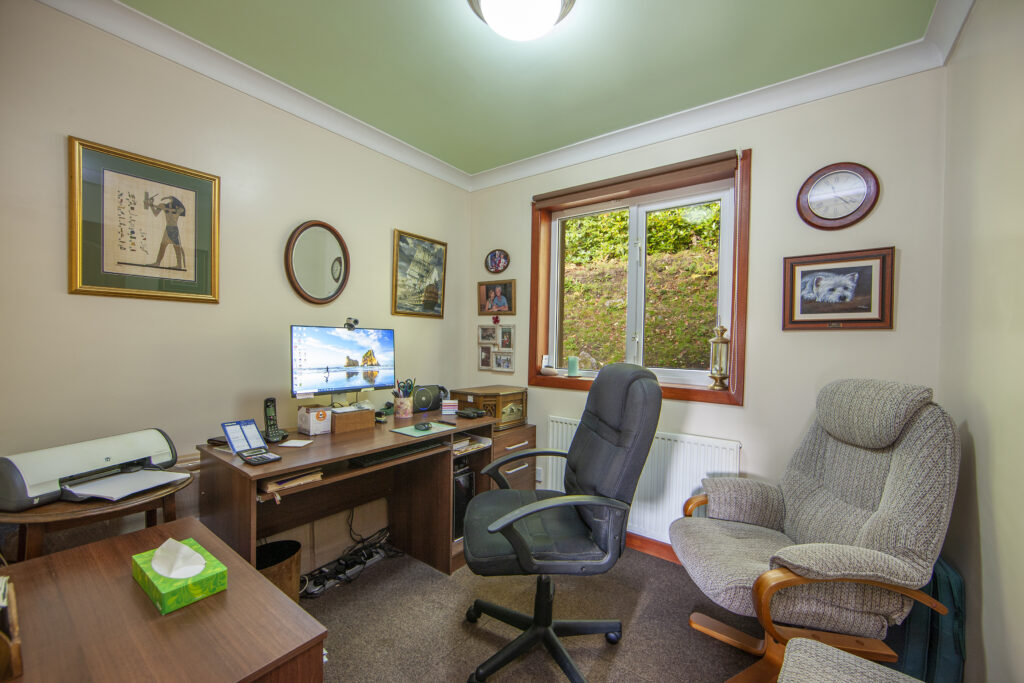 1Z6E2028 office small