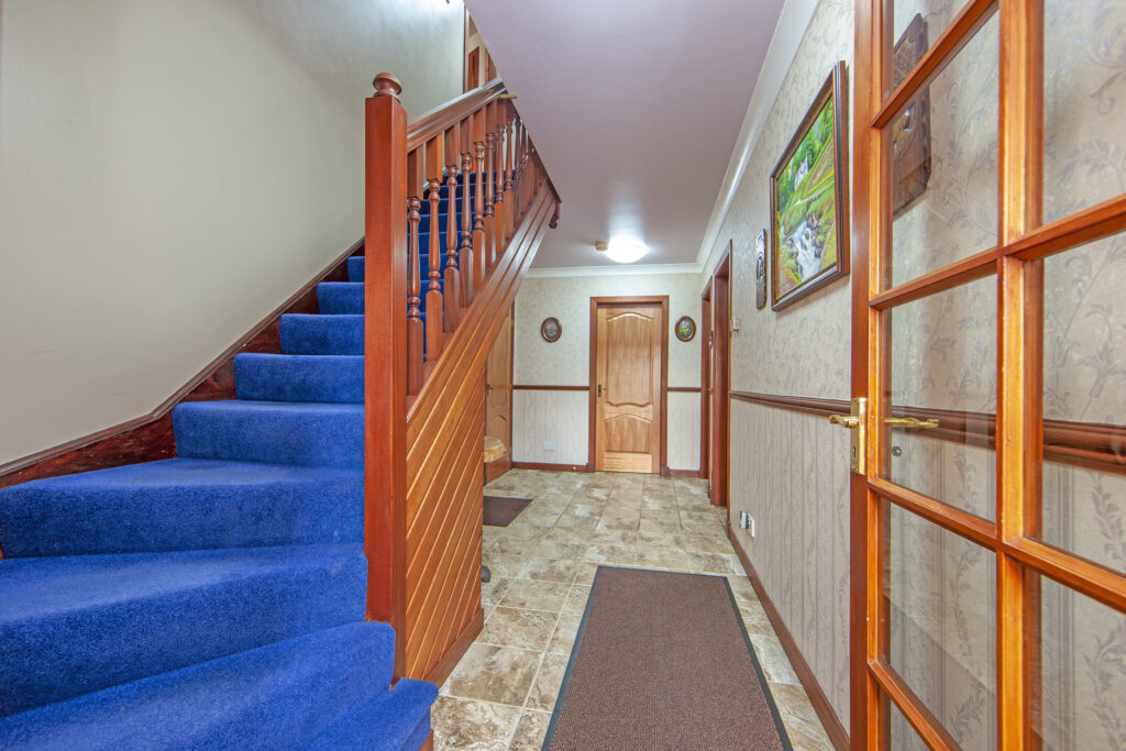 1Z6E2045 hallway small