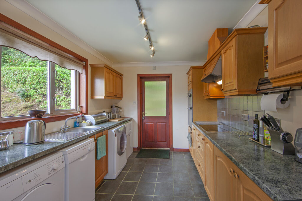 1Z6E2110 kitchen small