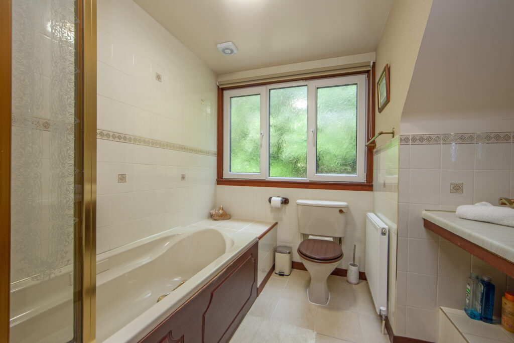 1Z6E2148 upstiars bathroom small