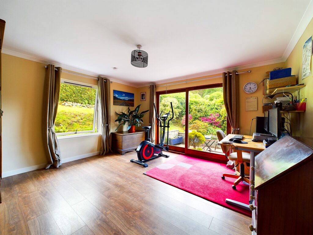 CAM02033G0-PR0056-STILL023