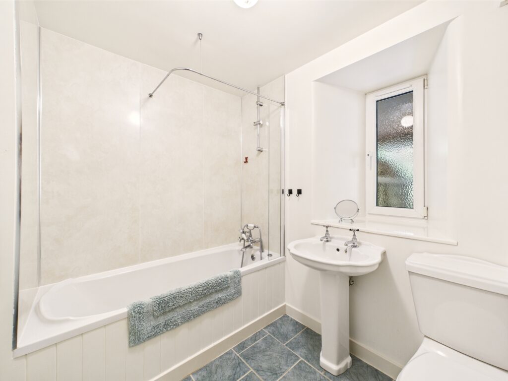 CAM02033G0-PR0130-STILL037
