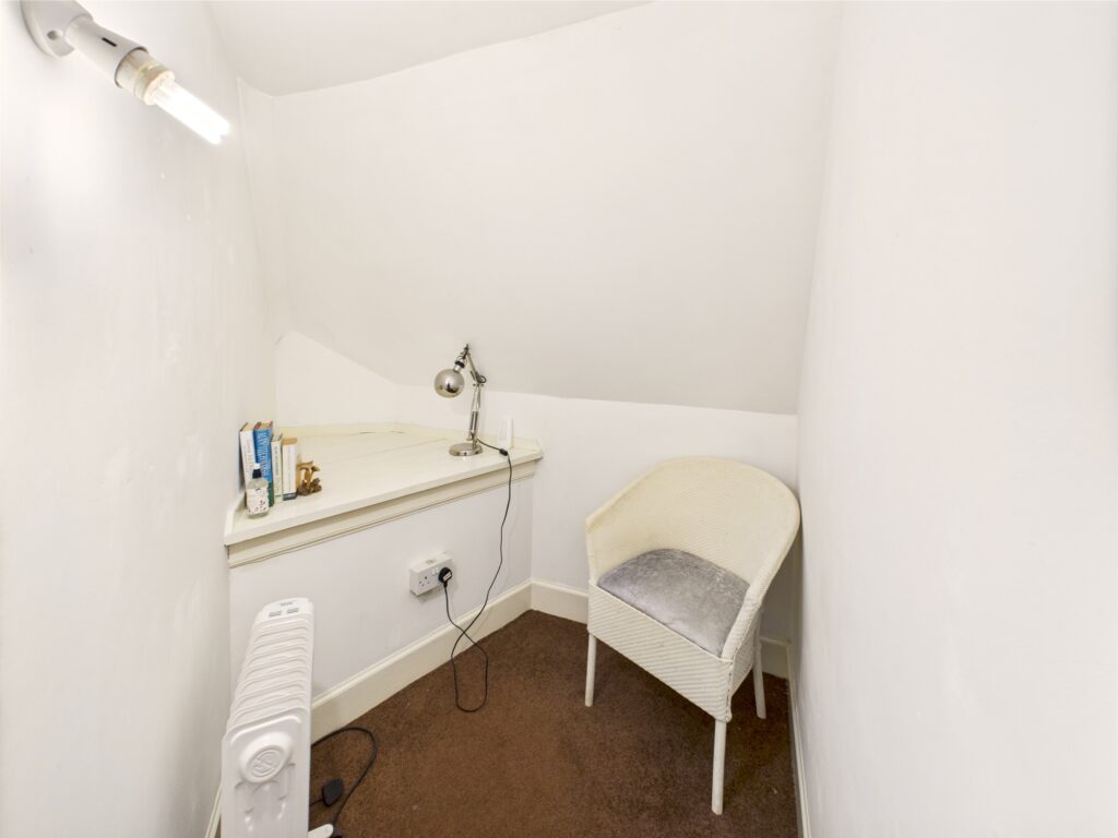 CAM02033G0-PR0137-STILL028