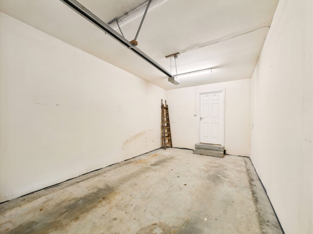 CAM02033G0-PR0142-STILL034