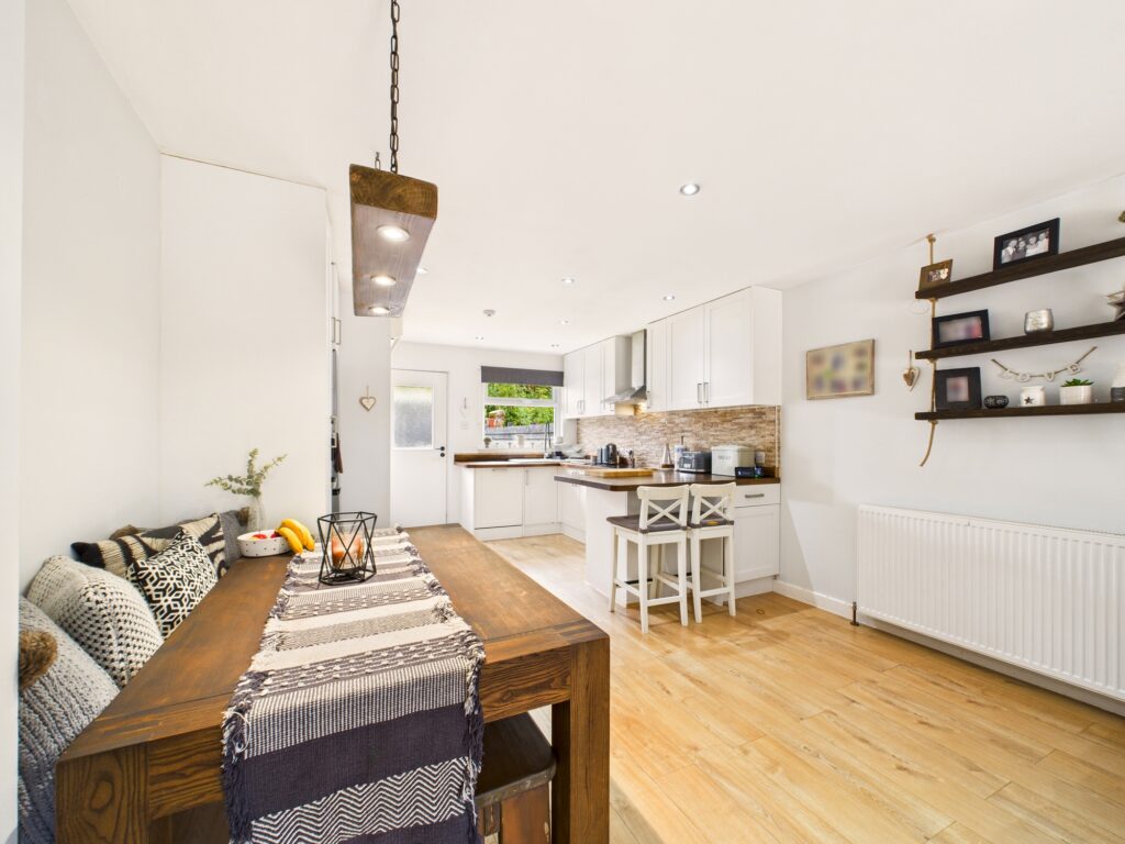 CAM02033G0-PR0169-STILL036