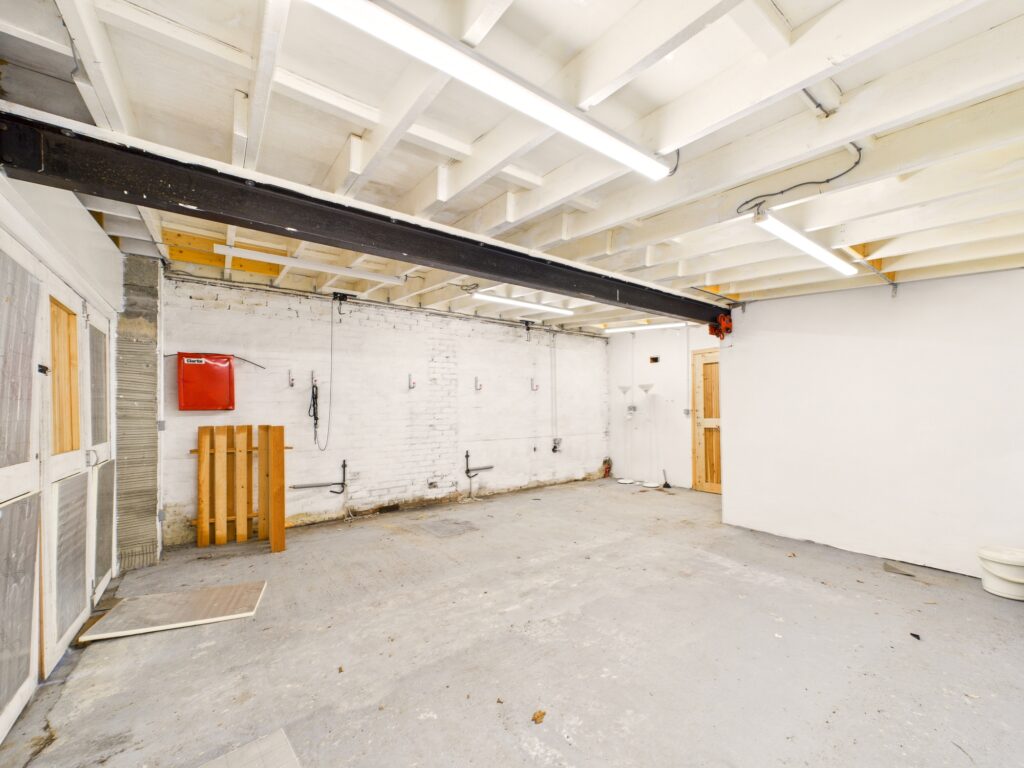 CAM02033G0-PR0179-STILL011