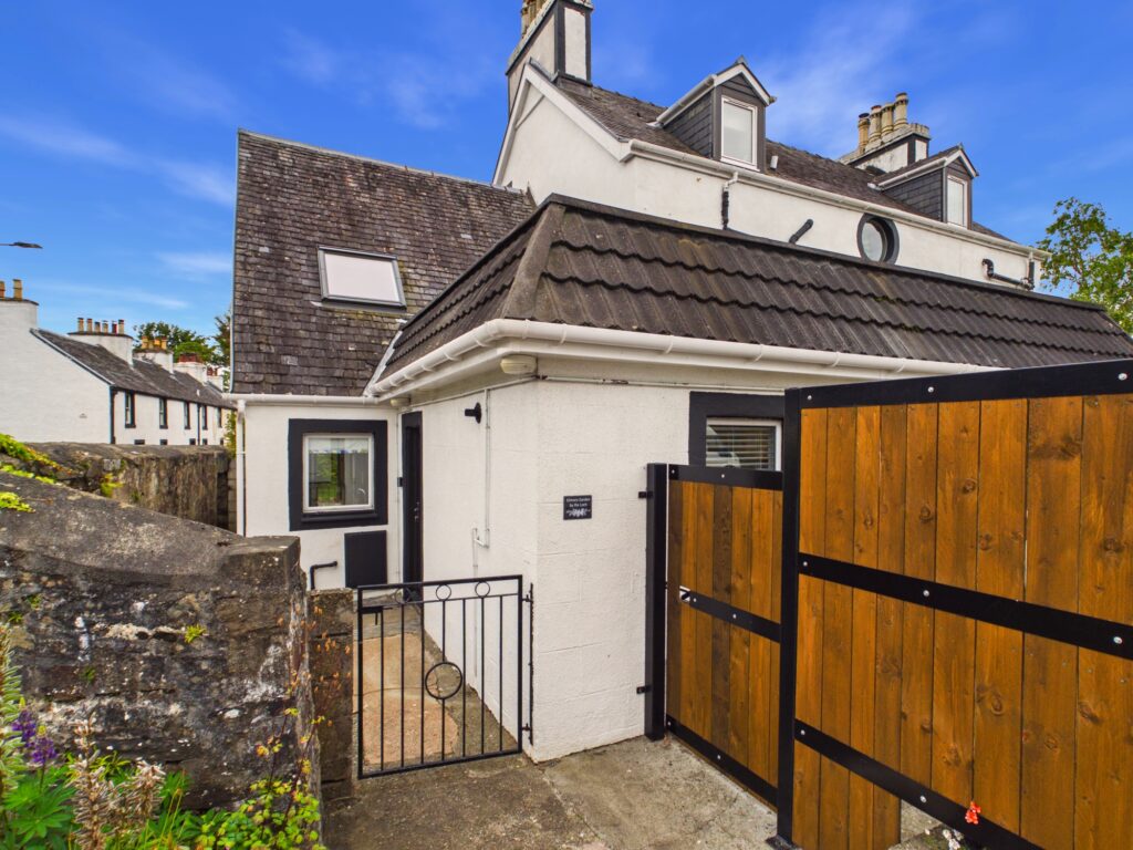 CAM02033G0-PR0240-STILL002