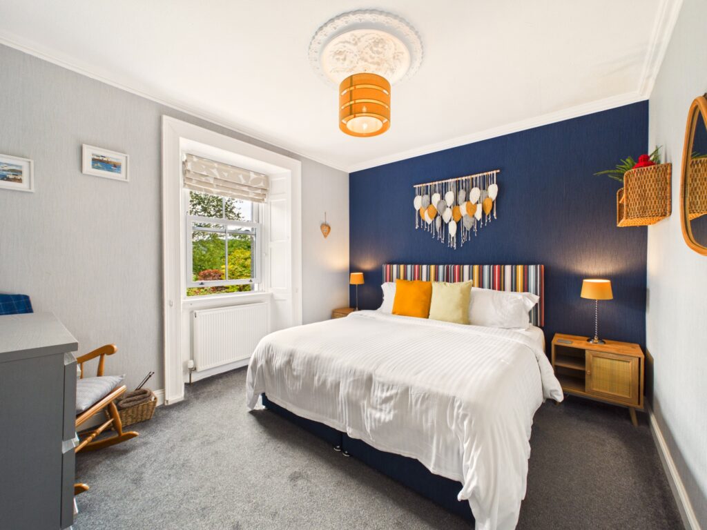 CAM02033G0-PR0240-STILL048
